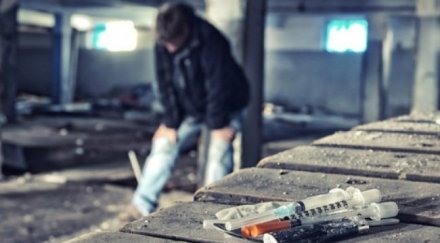 дрогирани хлапаци подкупват ченге