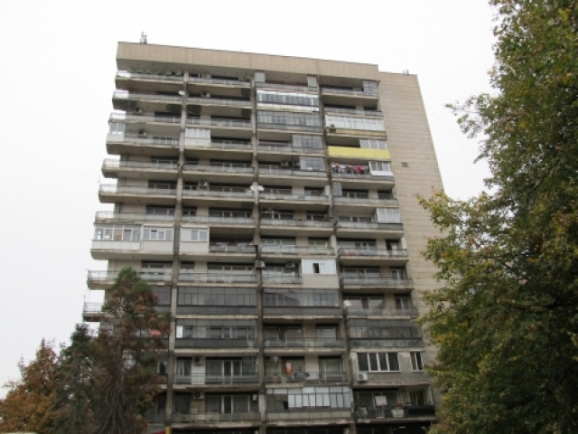 Поп ще спасява смъртоносен блок