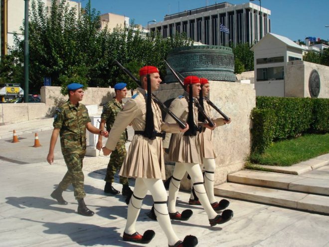 Грък заплаши да се взриви в центъра на Атина