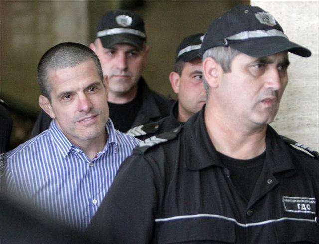 Обрали Брендо зад решетките