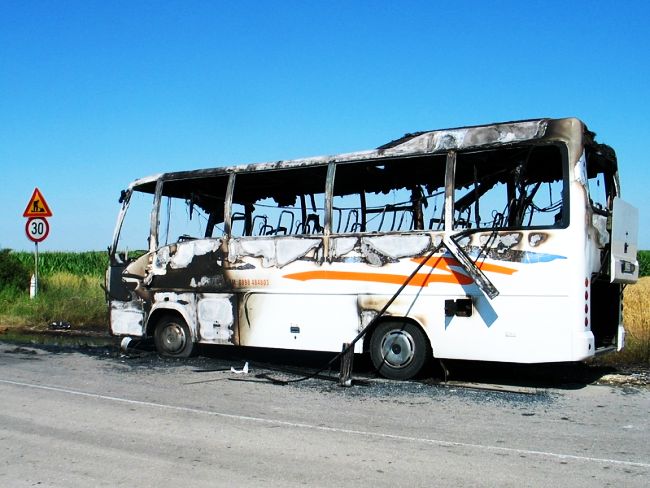 Правят експертиза на запалилия се бус
