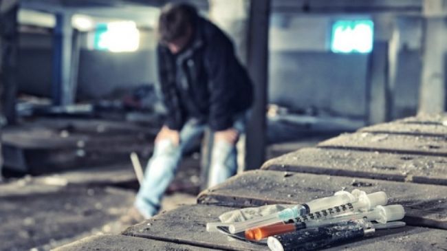 Дрогирани хлапаци подкупват ченге