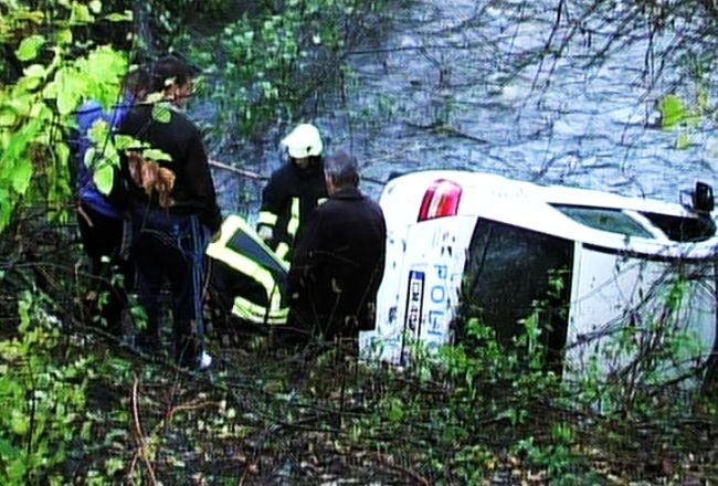 СМЯХ: Полицейска кола цамбурна в река
