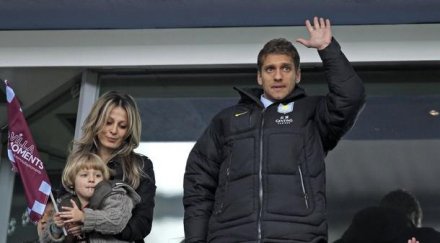 бивш мениджър астън вила посвети песен стенли