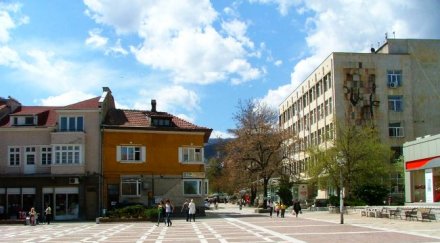 жени трошат павилион кола град пещера