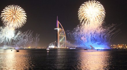 дубай посреща хиляди туристи традиционния шопинг фестивал