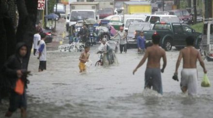 проливни дъждове погубиха души индонезия