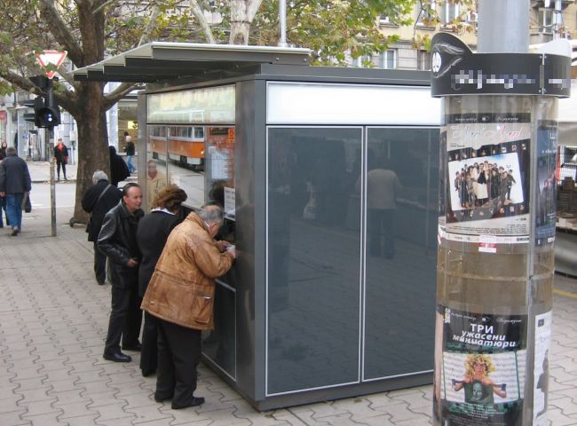 Обраха пункт за абонаментни карти пред опашка от хора