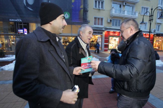 Станишев раздаде листовки за референдума