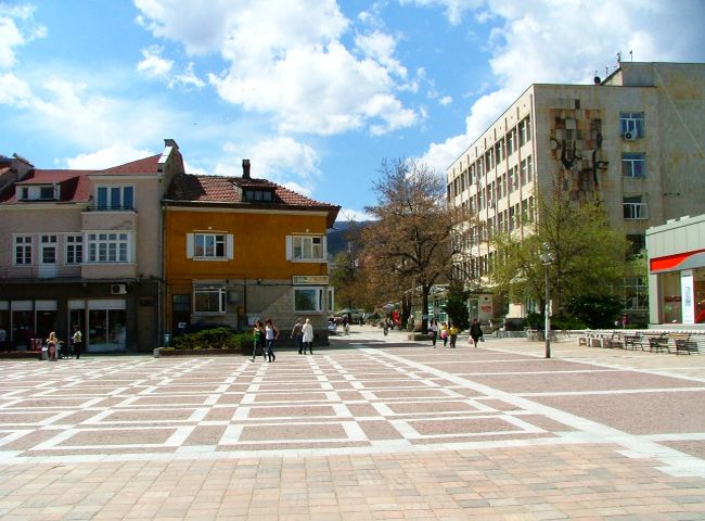 Жени трошат павилион и кола в град Пещера