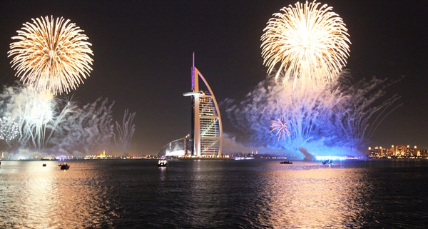 Дубай посреща хиляди туристи за традиционния шопинг фестивал