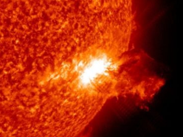 Брутални слънчеви изригвания ни връхлитат утре