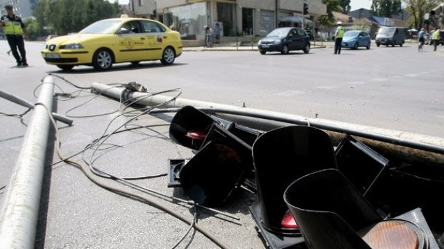 Падна светофар заради силния вятър