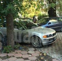 Наглец! Мъж паркира колата си по безобразен начин – запуши няколко коли и тротоар 
