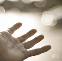 Мигранти хвърлят деца през граничната бразда в Унгария