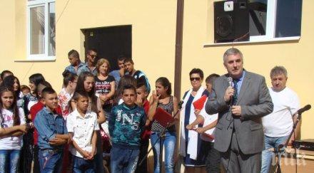 пик ивайло калфин откри учебната година даскало където учат роми уникални снимки