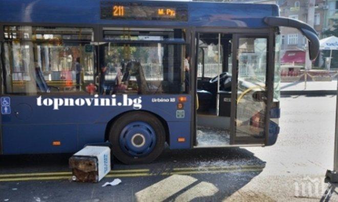 Ярост! Мъж потроши автобус в Бургас с кошче за боклук (снимки)
