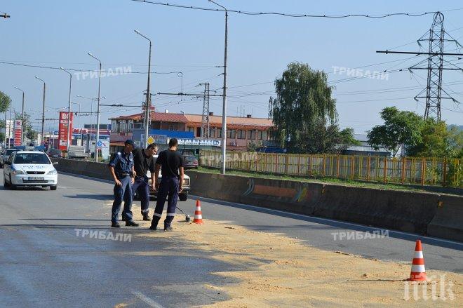 Камион разля тонове масло на централен булевард във Враца (снимки)