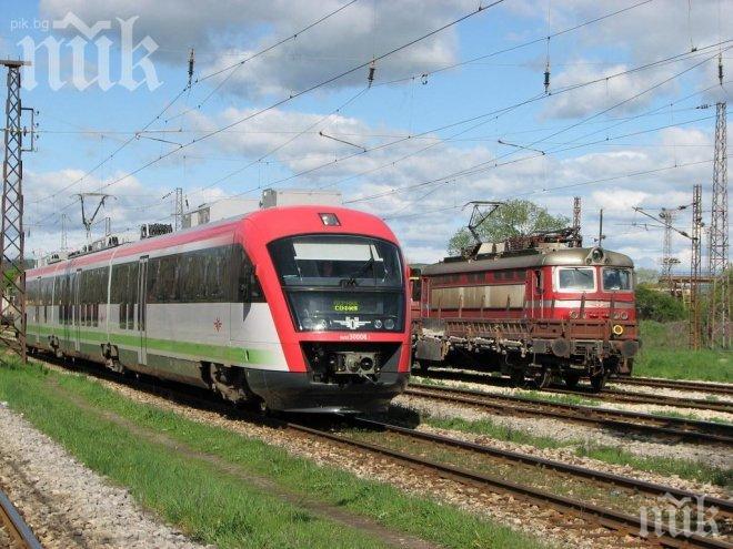Експресният влак Чайка блокиран над 3 часа в Копривщица, пътниците стоят без вода и храна
