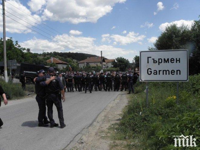 Ромите в Гърмен блокираха движението по главния път през града