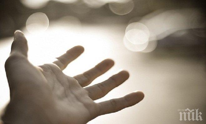 Мигранти хвърлят деца през граничната бразда в Унгария