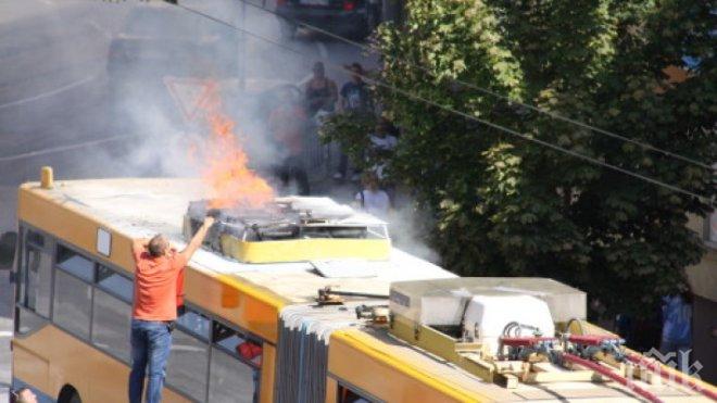 Ексклузивно! Вижте кадри от горящия тролей в центъра на София (снимки)