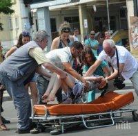 Дядо помете старица на паркинг! Прати я в болница
