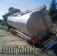 Отново кръв на пътя! Цистерна помете бус с работници и кола, един загина (обновена)
