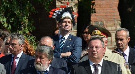 позор депутат иван костов яви индиански вожд време издигането флага софия гацев хили гърба вежди гардове нсо пъдят снимки