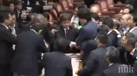 японски депутати избиха парламента видео