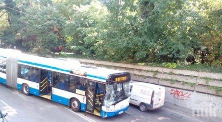 зверска катастрофа варна автобус градския транспорт смачкан инцидента снимки