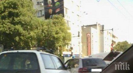 две коли помляха булевард варна снимка