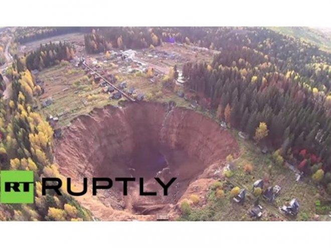 Дупка мутант поглъща къщи, животни и гора (видео)
