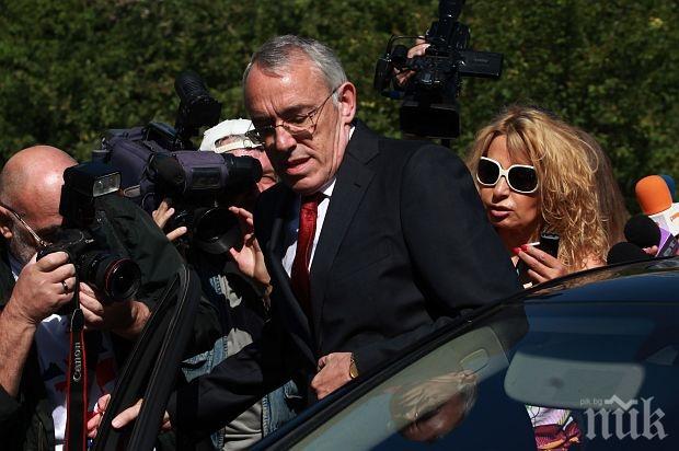 СУПЕР СКАНДАЛ в ПИК! Огнян Донев пуснал на борсата 1 101 000 акции часове преди да му повдигнат обвинение! (документ)