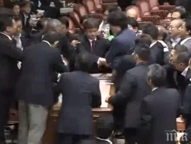 Японски депутати се избиха в парламента (видео)