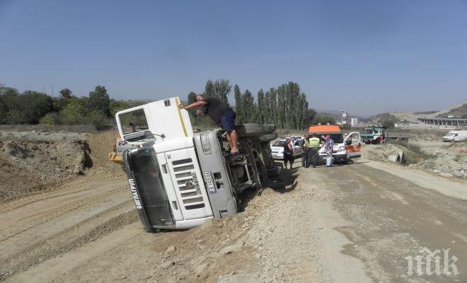 ПИК TV: Камион се преобърна при строителството на магистрала „Струма”
