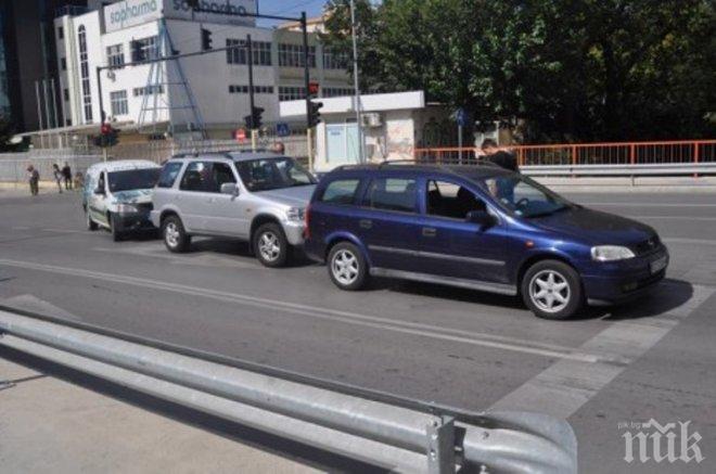 Верижна катастрофа във Варна! Три коли се надъниха (снимки)
