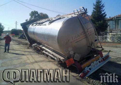 Отново кръв на пътя! Цистерна помете бус с работници и кола, един загина (обновена)
