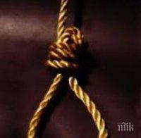 Майка откри сина си обесен на тавана на къща в санданско село