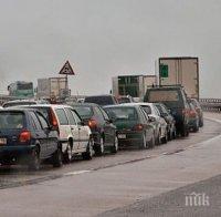 Кошмарът по магистрала „Струма” продължава! Пътници се пекат на 49 градуса, молят за помощ