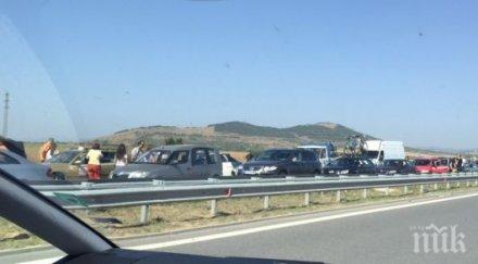 десетки припаднали хора заради жегата задръстването