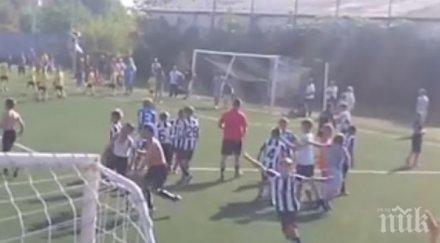 екшън дерби децата родителите нахлуха терена