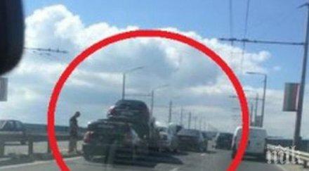 аспаруховия мост кола блъсна друга отзад вдигна въздуха