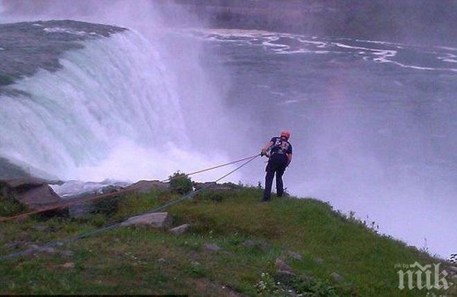 Жена скочи от Ниагарския водопад, ужасен турист засне самоубийството! (снимки)