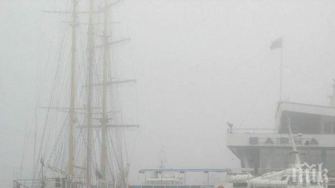 Затвориха порта във Варна заради мъгла