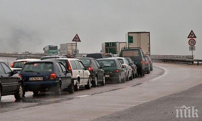 Кошмарът по магистрала „Струма” продължава! Пътници се пекат на 49 градуса, молят за помощ