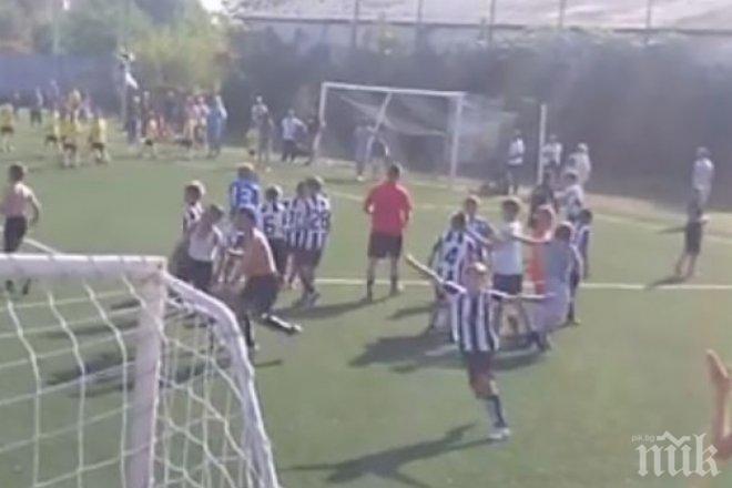 Екшън на дерби при децата, родителите нахлуха на терена