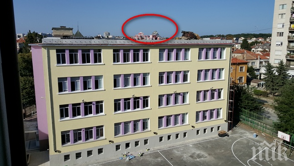 Внимание! Опасни строителни материали висят от покрива на Търговската гимназия в Бургас (снимки)
