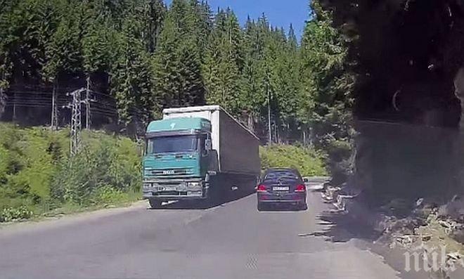 Разсипан товар пречи на движението по пътя Асеновград - Нареченски бани