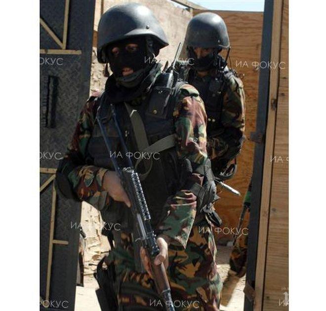 Убиха 16 души по време на молитва в Пакистан